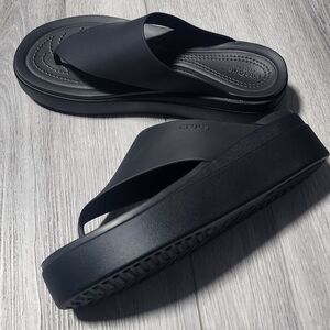 NWOB Crocs Getaway Black Flip Flops Platform Sandals Thongs Womens Size 11
